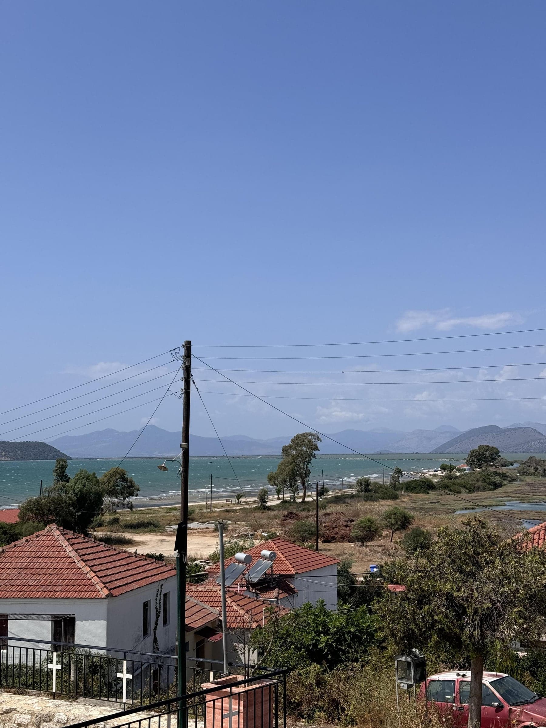 Das Feuchtgebiet des Ambrakischen Golfs bei Koronisia, Refugium für Flamingos und Krauskopfpelikane
