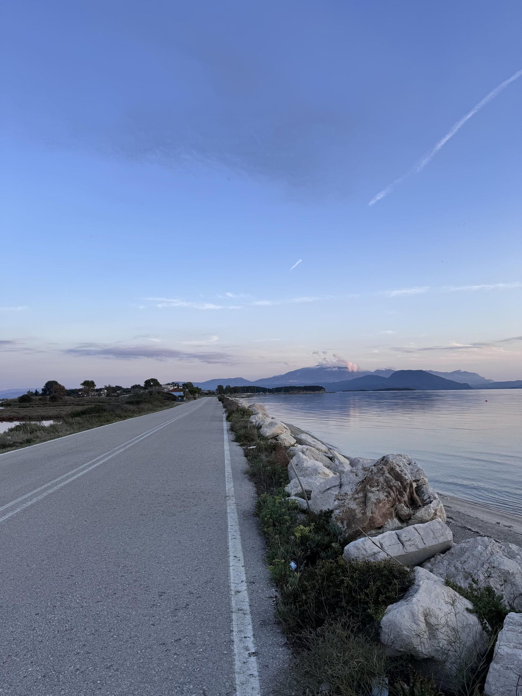 Die Dammstraße nach Koronisia durch die Lagune des Ambrakischen Golfs